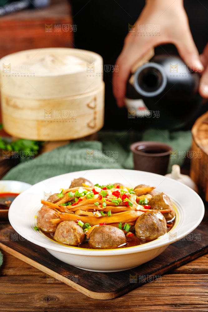 木板上放着一碗香辣肉丸