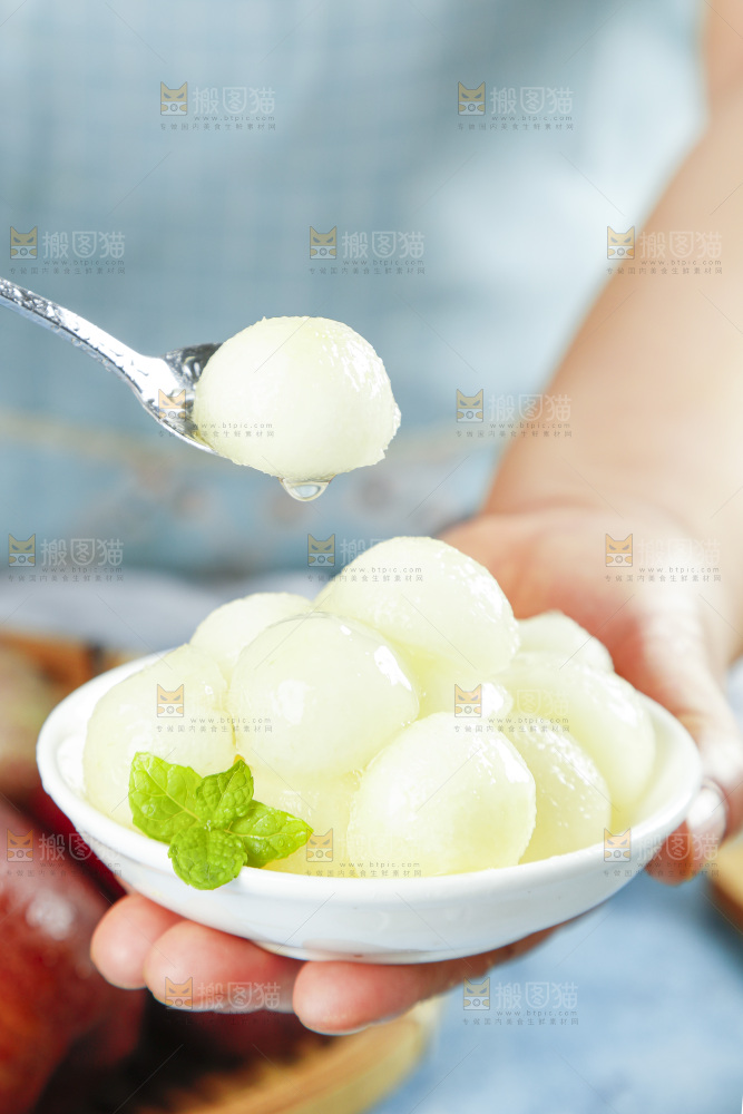 勺子里的彩虹梨果肉