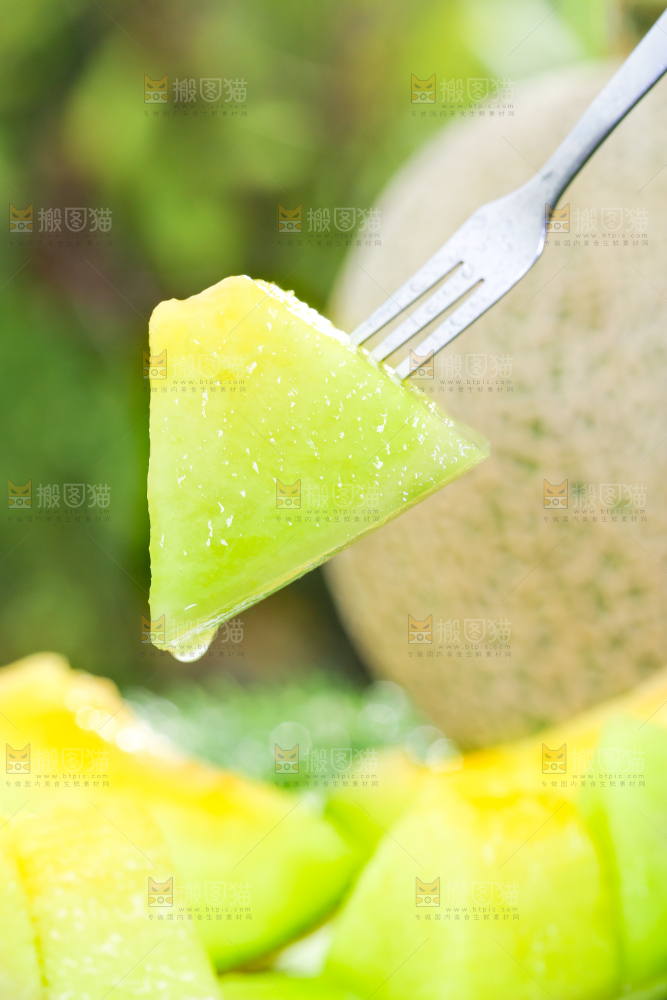 叉子叉着玫珑瓜果肉