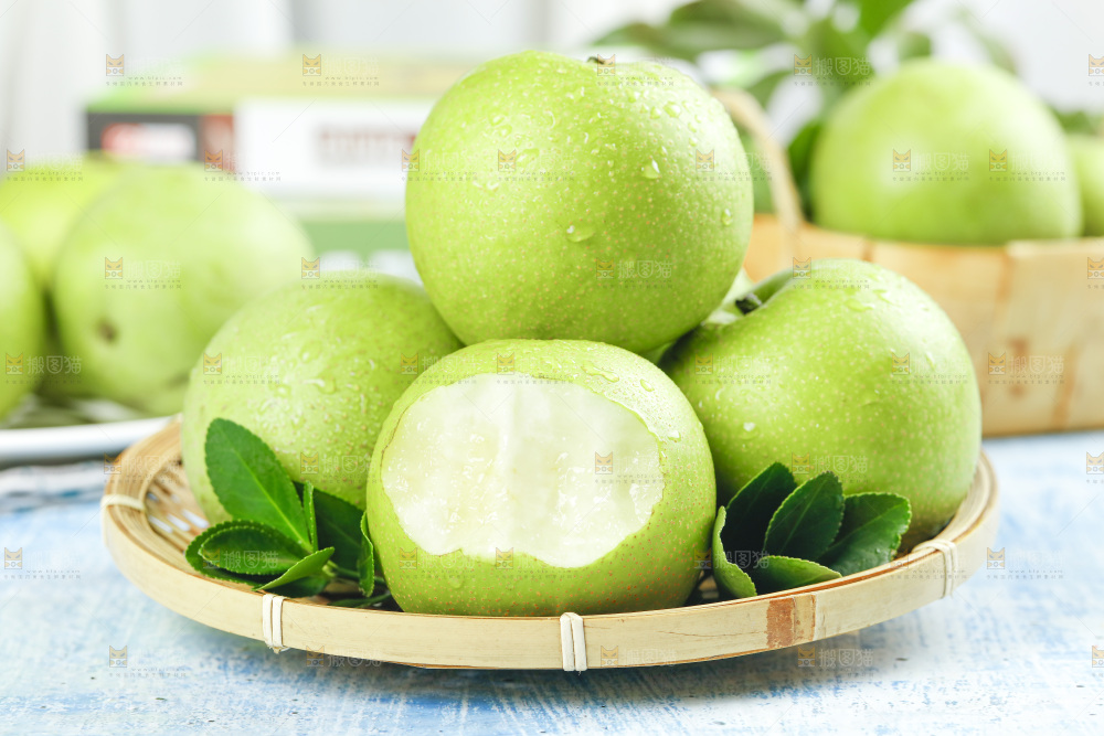 浅底上放着一盘皇冠苹果梨