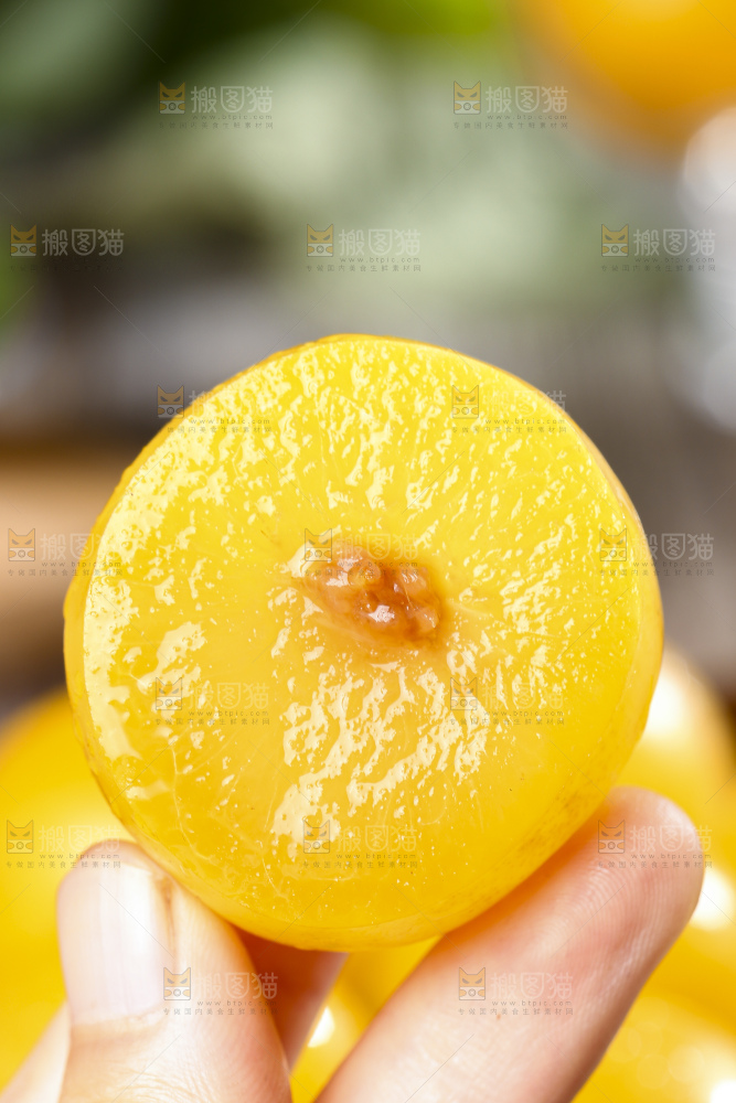 手拿切开的黄金奈李