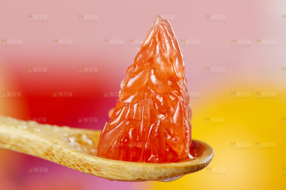 勺子里的红心西柚果肉