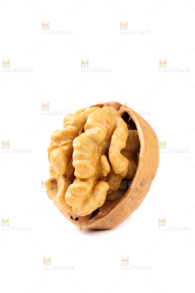 白底上放着剥皮的核桃