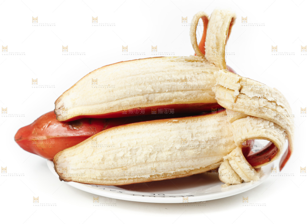 白底上放着剥皮的红皮美人蕉