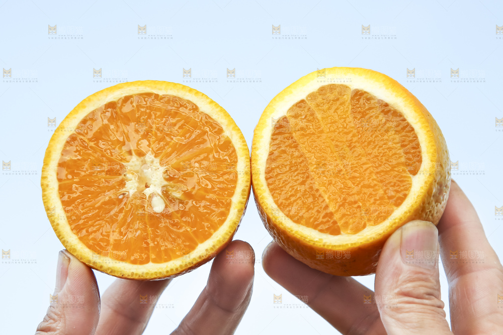 手拿切开的夏橙