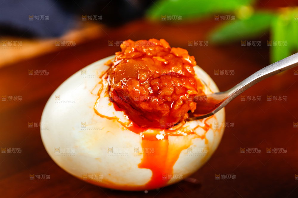 叉子叉着流油的烤海鸭蛋黄