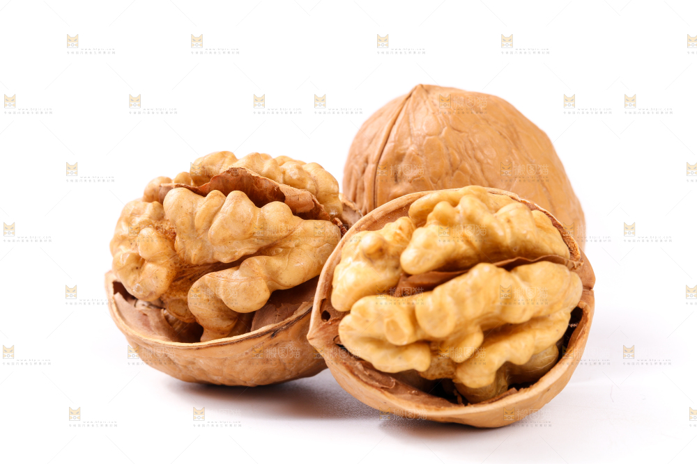 白底上放着剥皮的核桃