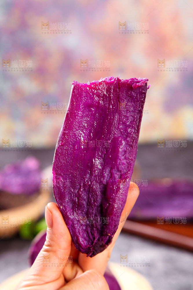 手拿掰开的紫薯