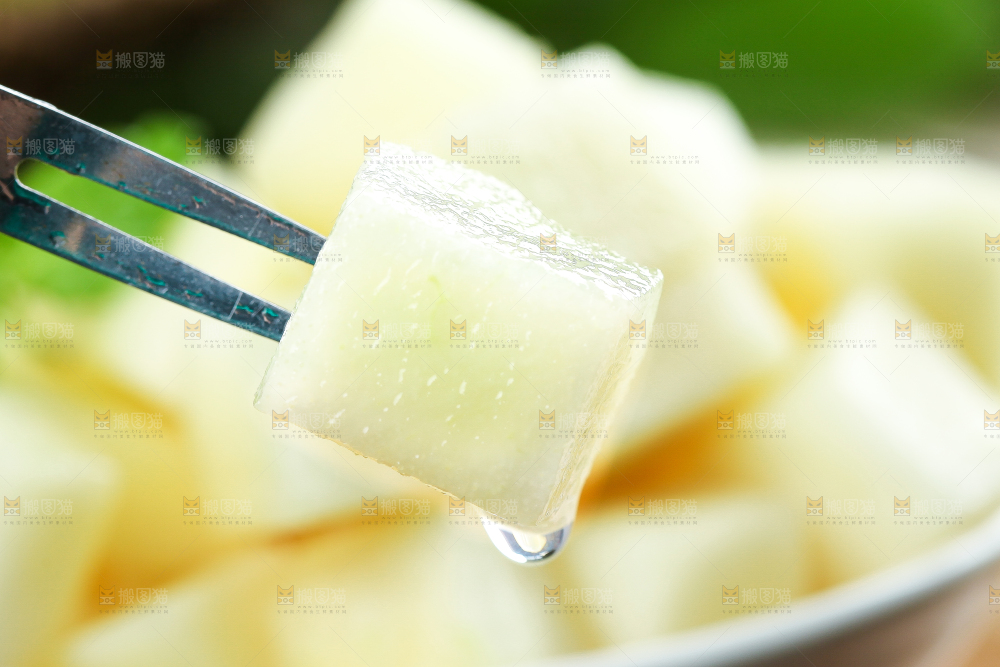 木底上叉子叉着一块砀山苹果梨果肉