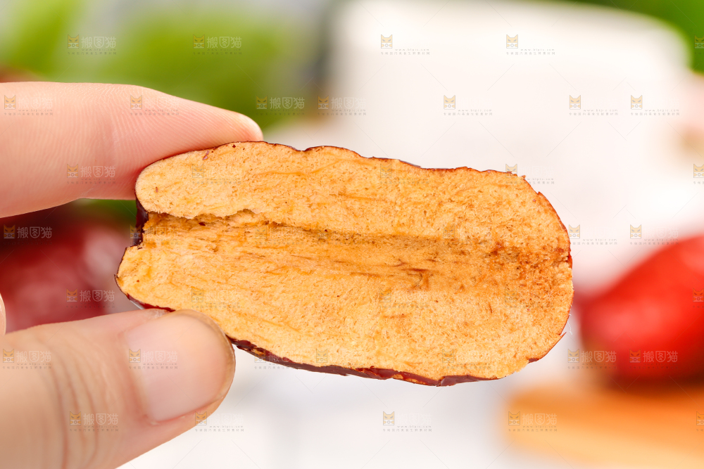 浅底上手拿切开的新疆红枣