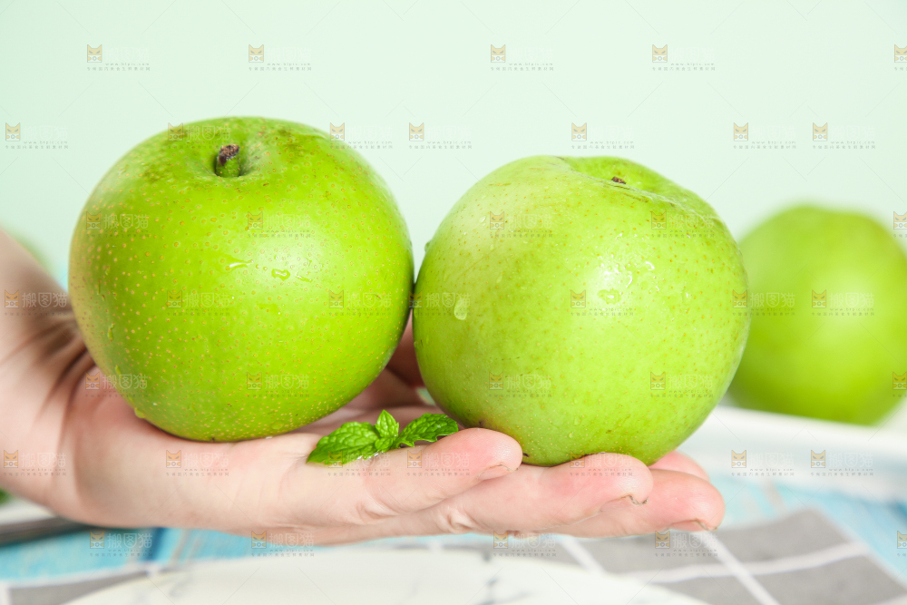 手拿青皮皇冠梨