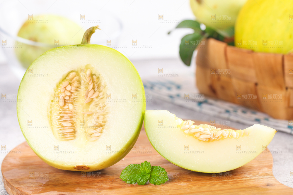 木板上放着切开的东北京蜜小甜瓜