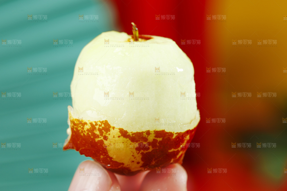 手拿削皮的大荔冬枣