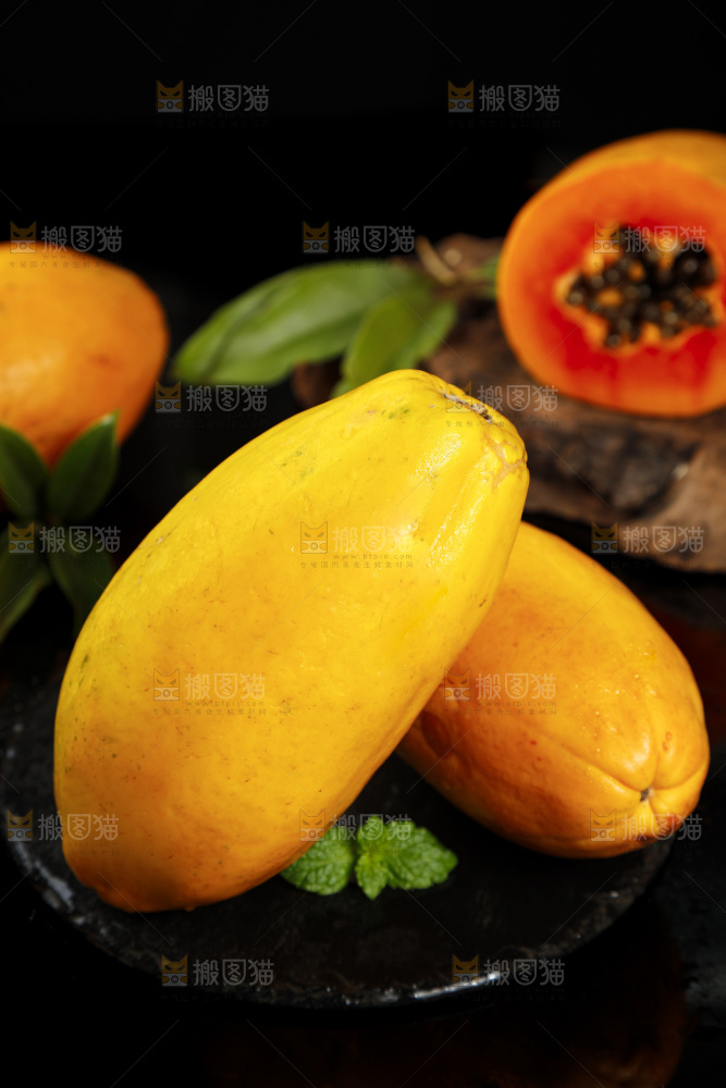黑石板上的冰糖心木瓜