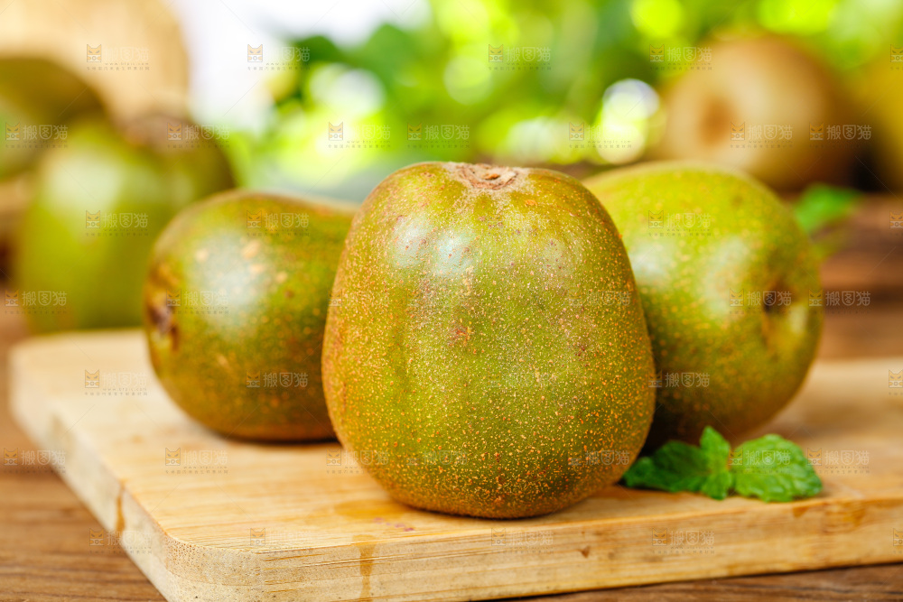 木底上的猕猴桃