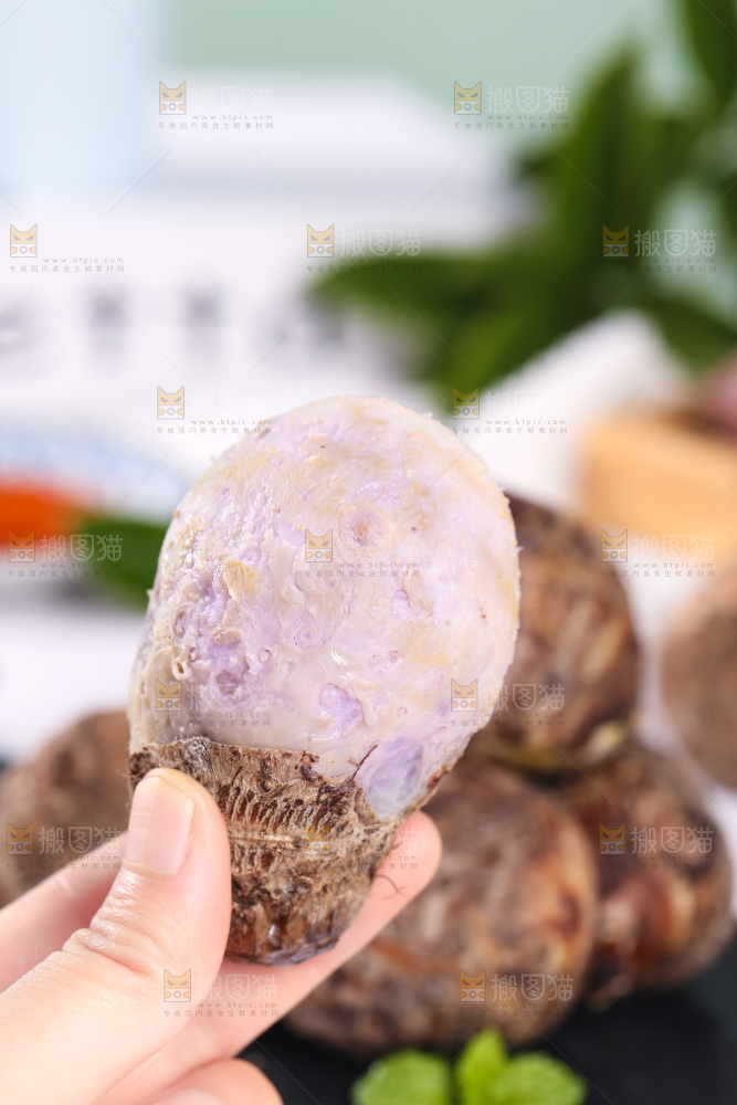 手拿剥皮的熟香芋