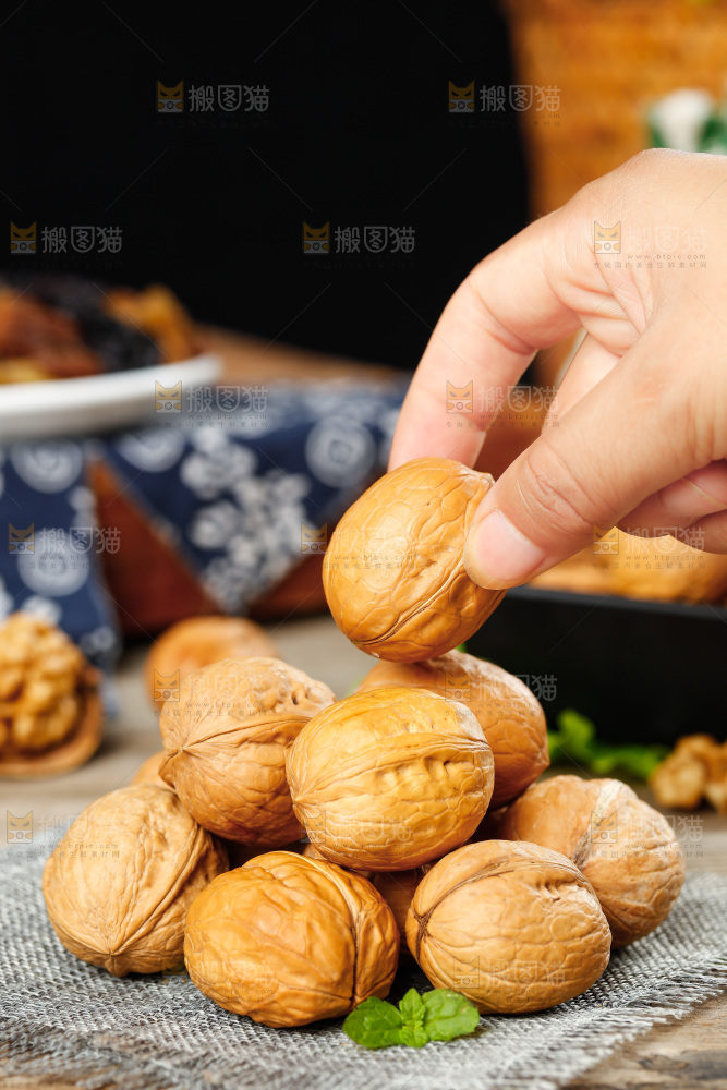 手拿薄皮干核桃