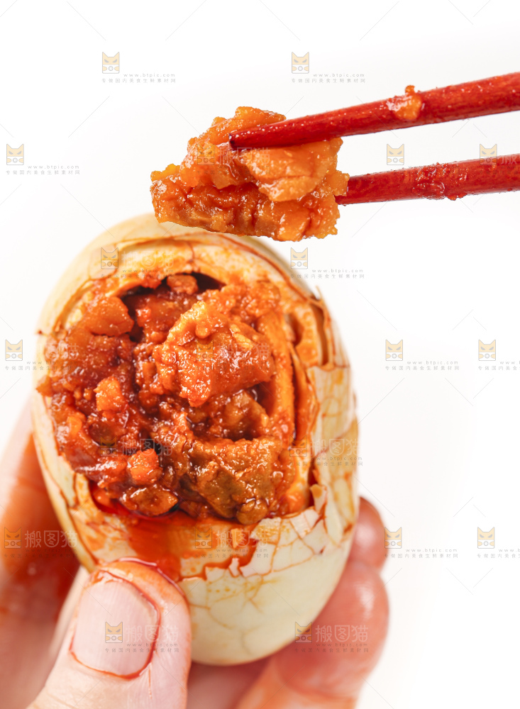 白底上筷子夹着一个咸蛋黄