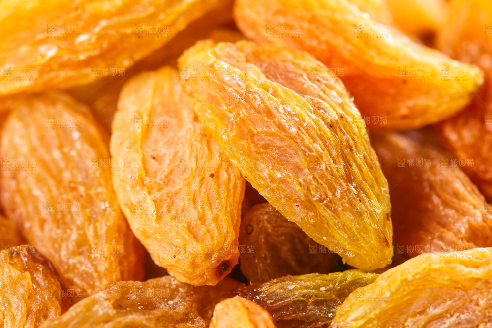 木板上的树上黄葡萄干