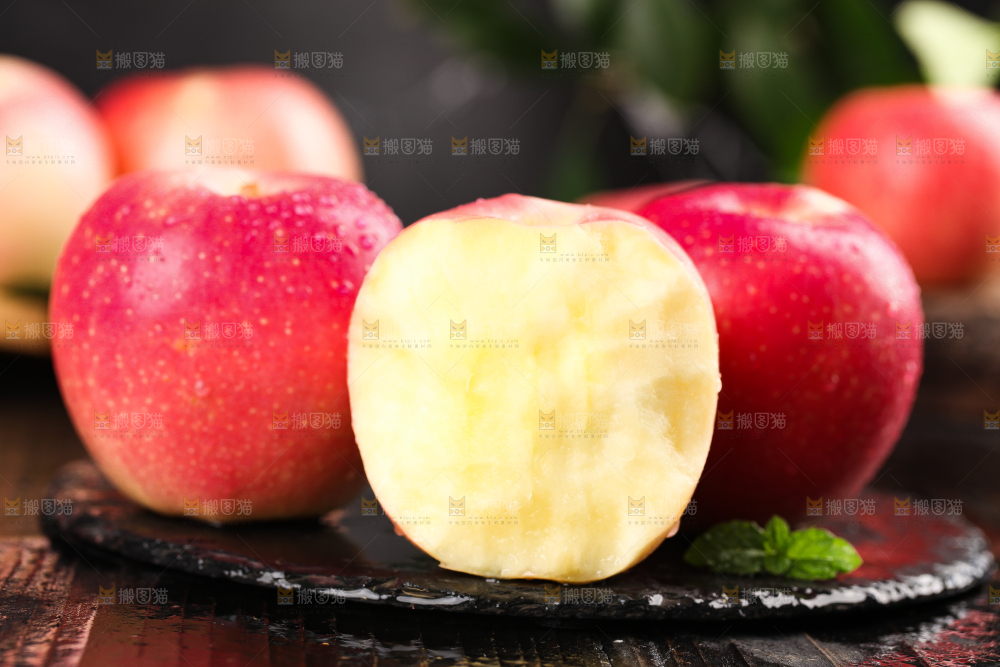 黑石板上的嘎啦苹果