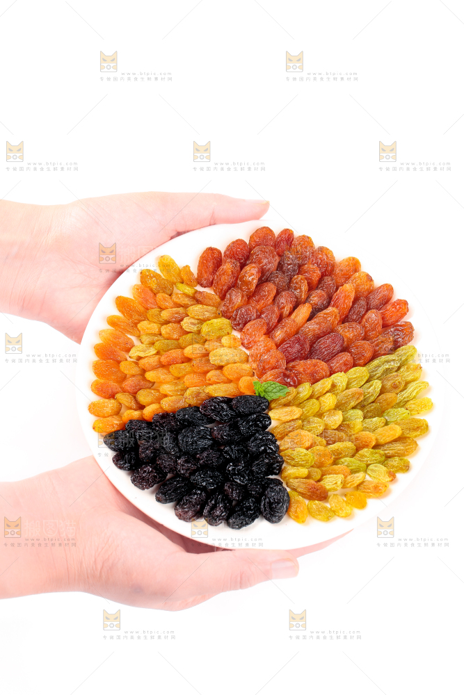 白底上手拿一碟四色葡萄干