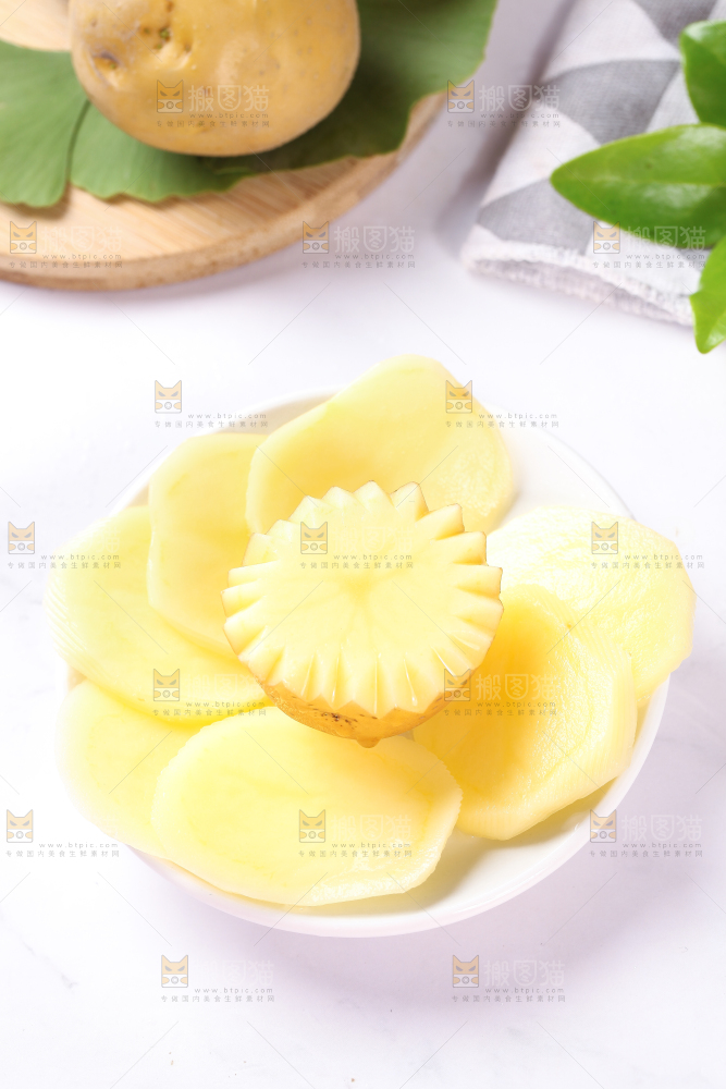 石板上放着一碟土豆片