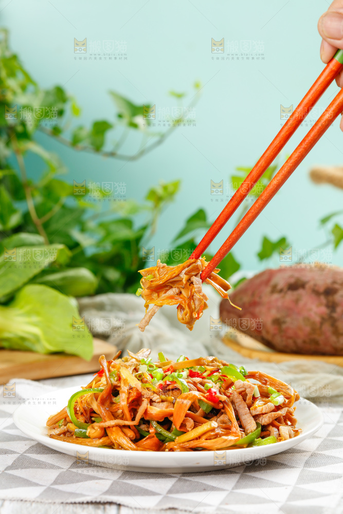 筷子夹着黄花菜炒肉