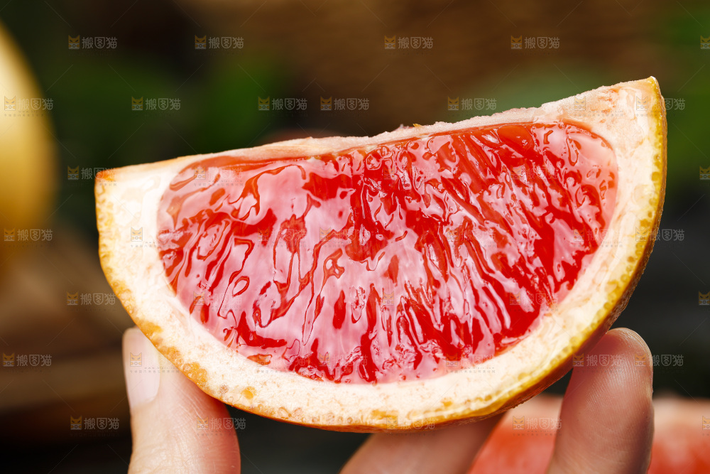 手拿切开的红心西柚