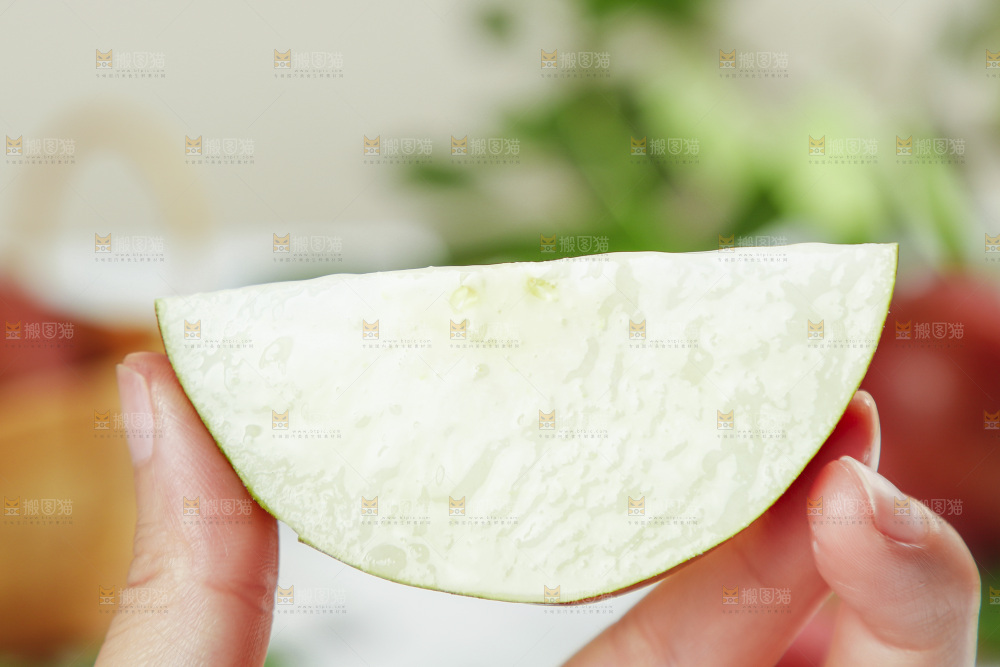 手拿切开的彩虹梨