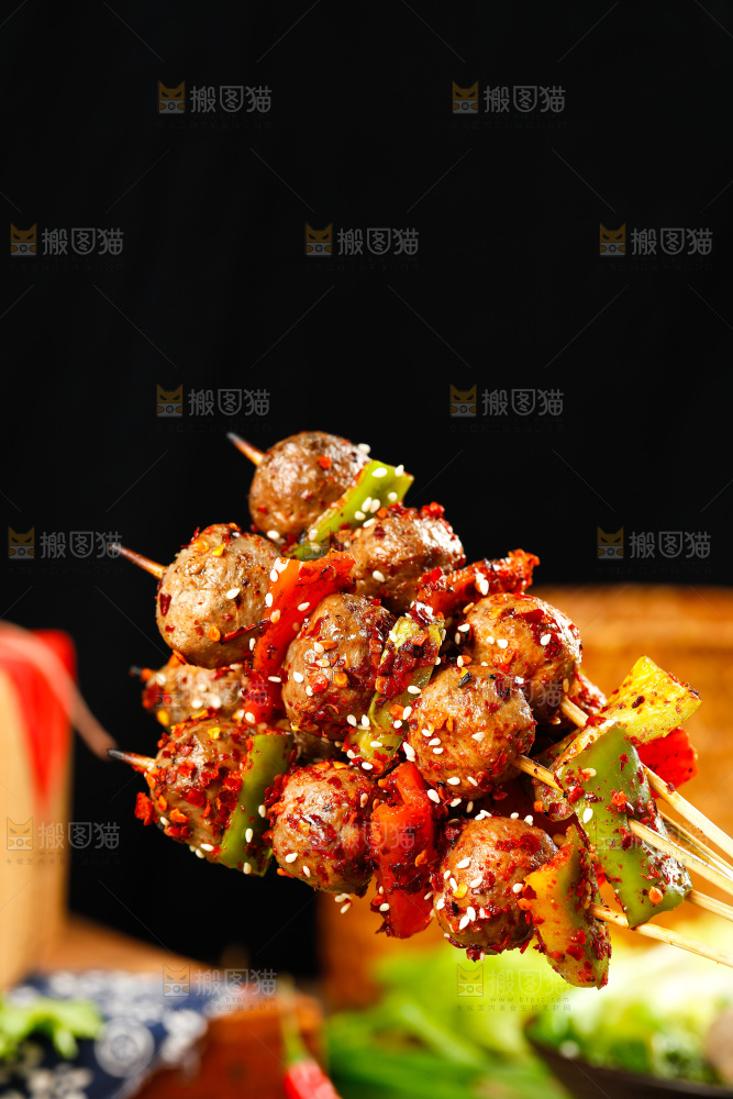 深底上的牛肉丸串