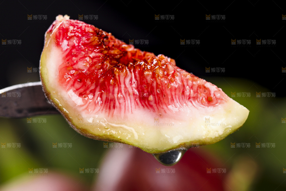 叉子叉着无花果