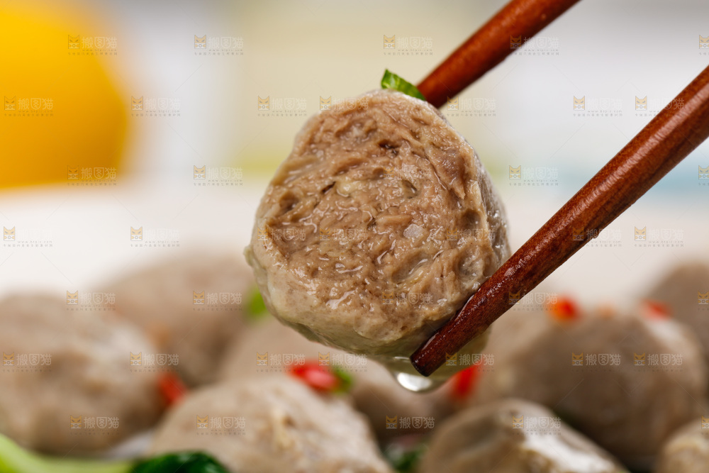 筷子夹着牛肉丸