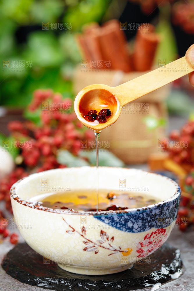 石板上放着一碗花椒油