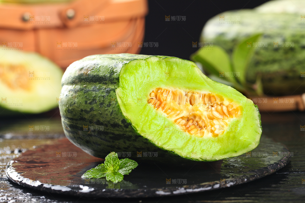 黑底上放着掰开的酥蜜甜瓜