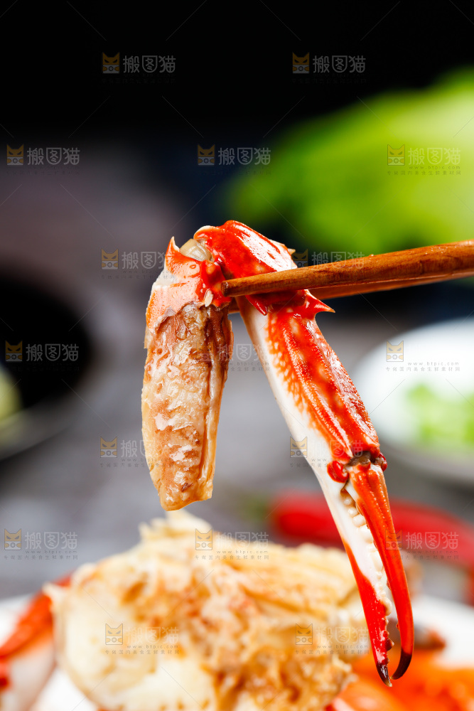 筷子夹着梭子蟹钳