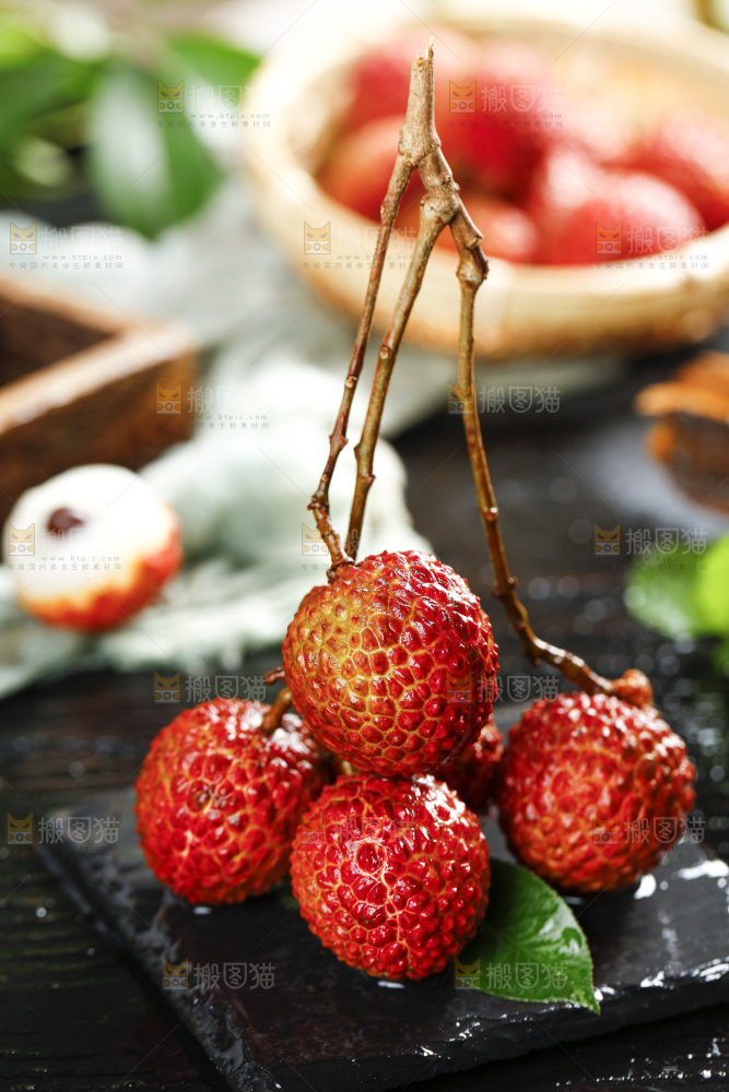 黑木板上的荔枝