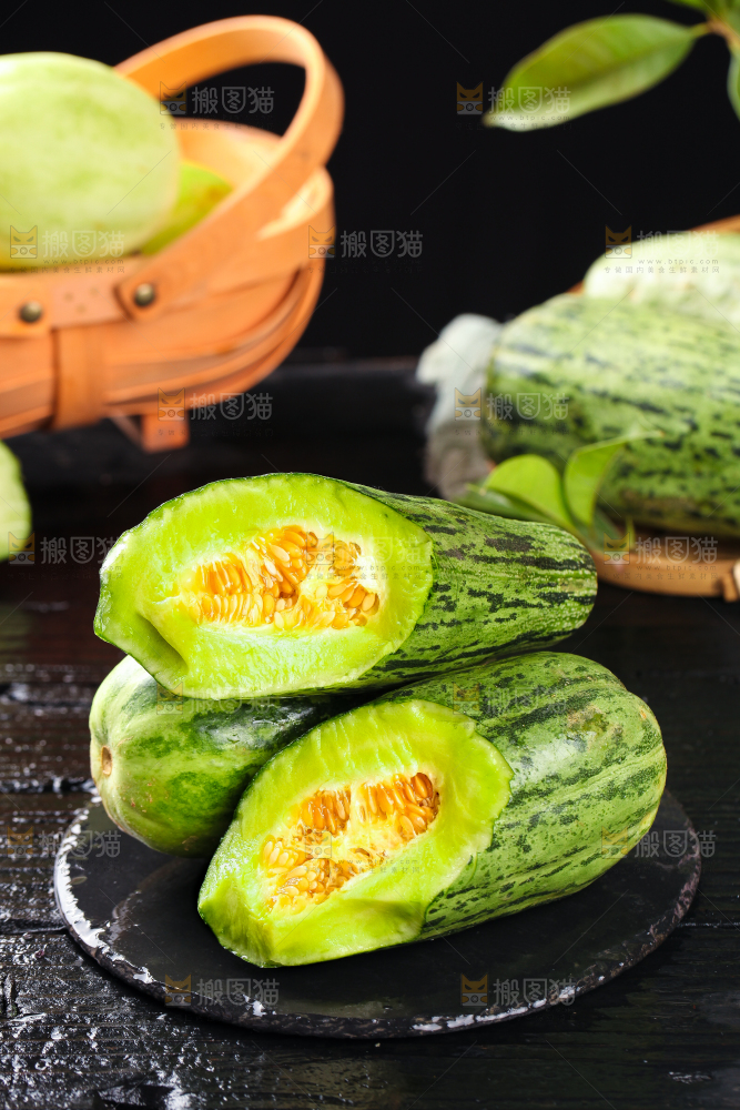 黑底上放着掰开的酥蜜甜瓜