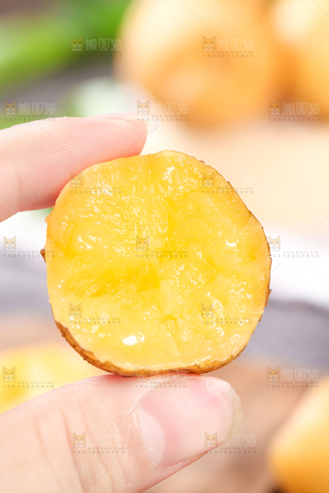 手拿黄心熟土豆