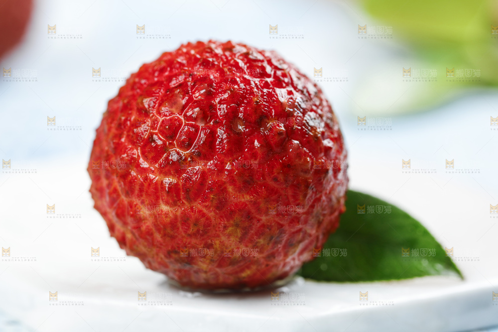 石板上的荔枝