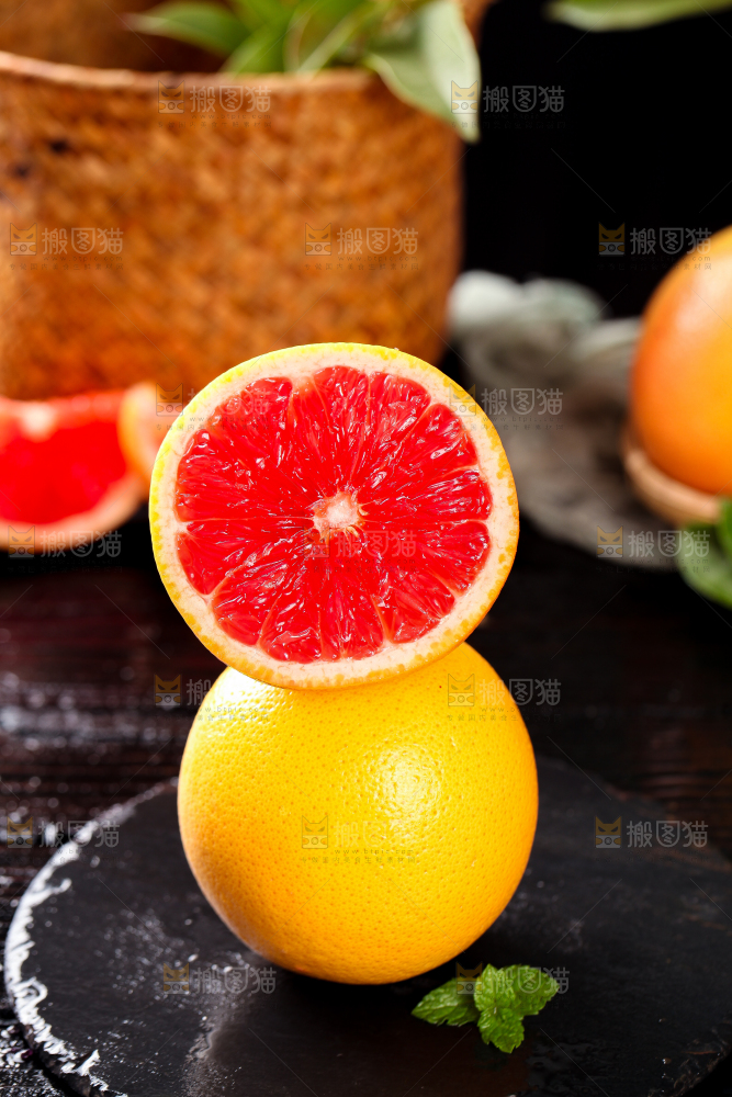 黑石板上放着切开的红心西柚