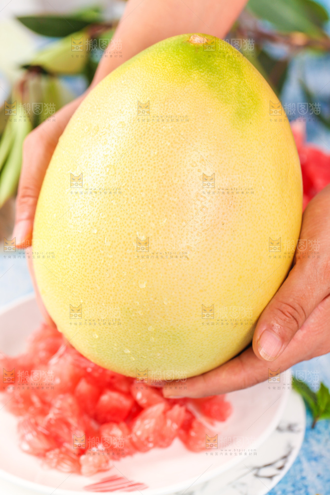 手拿柚子