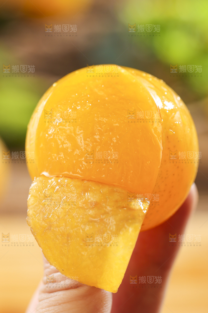 手拿剥皮的黄金奈李