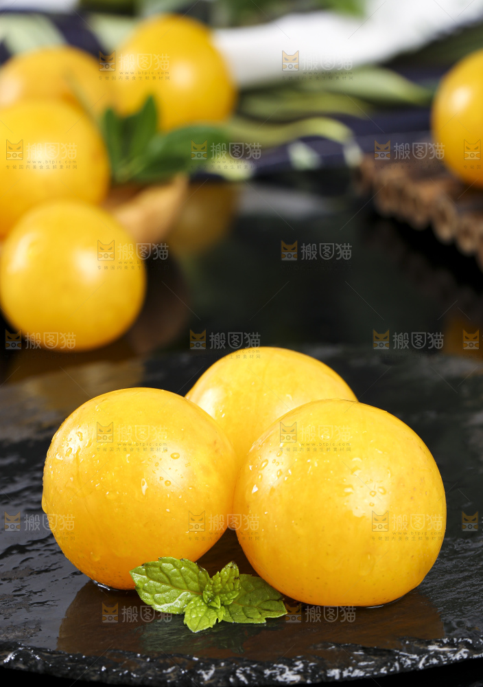 黑石板上放着黄金奈李