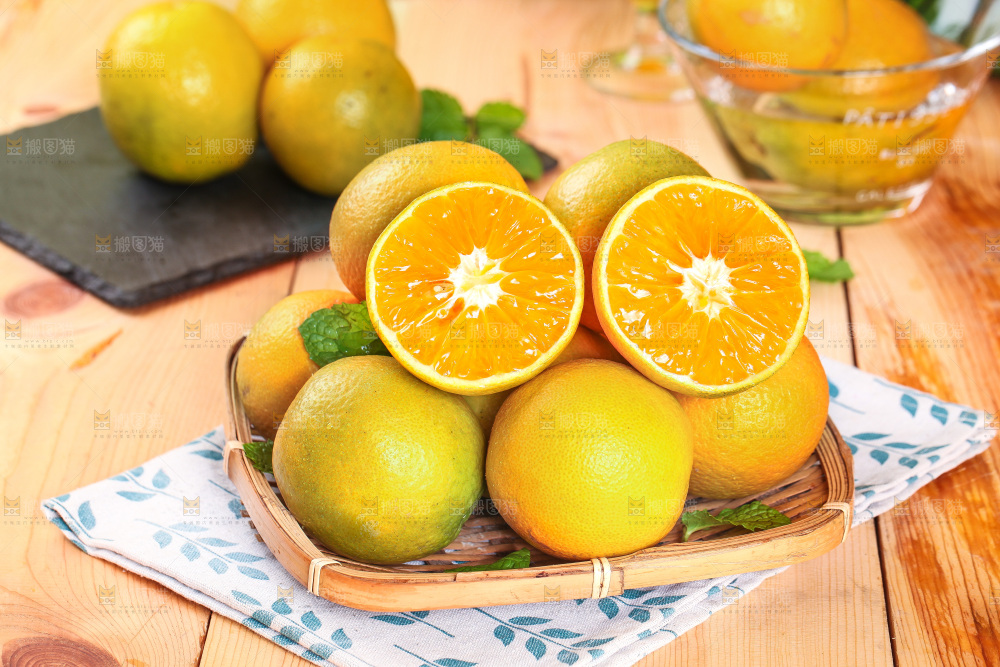 木板上放着一篮切开的夏橙