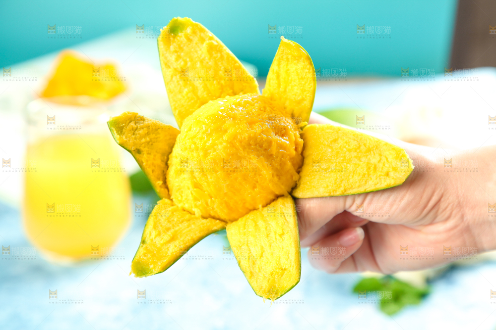手拿剥皮的凯特芒