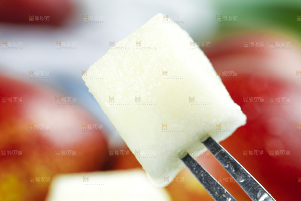 叉子叉着彩虹梨果肉