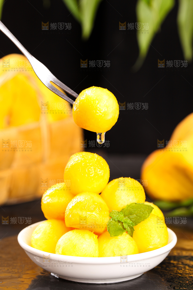 叉子叉着一个黄蟠桃果肉