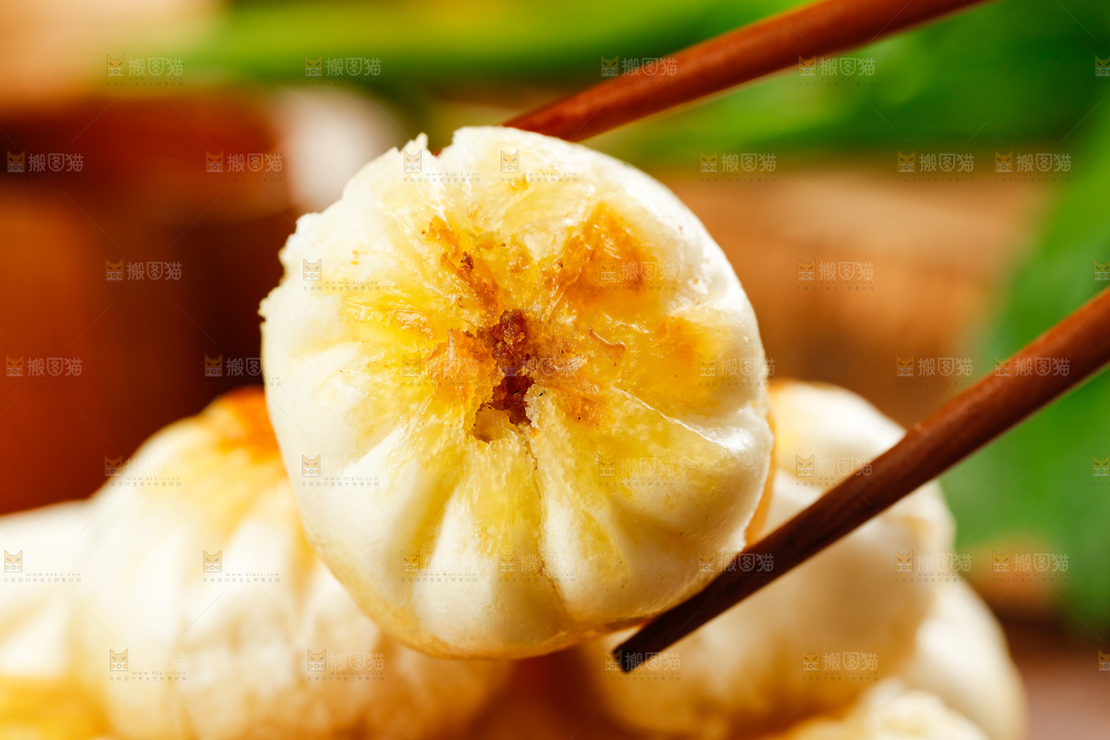 筷子夹着水煎包