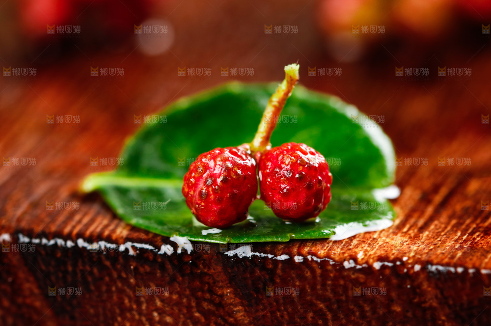 木底上的新鲜花椒