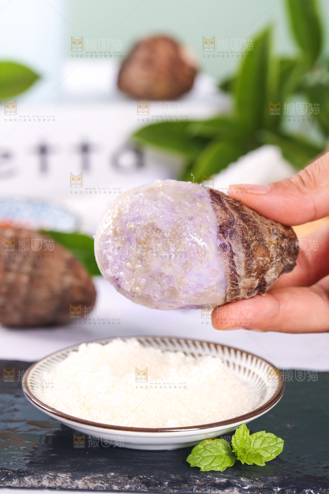 手拿蘸糖的芋头